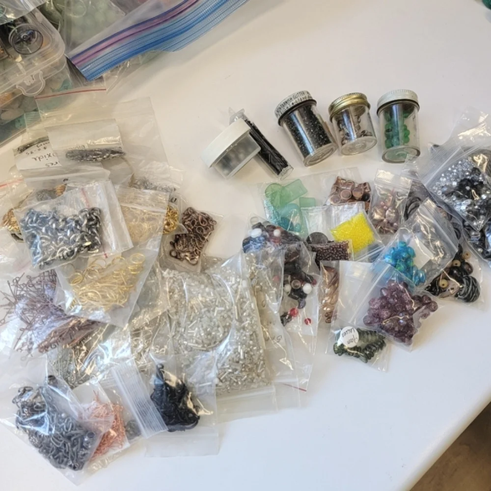 🎁 Mystery Box of Jewelry Supplies!!!! HUGE Collection!! Great Gift for Crafter! - Picture 8 of 9